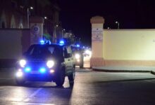 Auto dei Carabinieri con i lampeggianti accesi escono di notte dalla caserma a Cagliari
