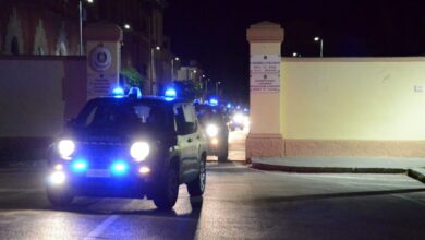 Auto dei Carabinieri con i lampeggianti accesi escono di notte dalla caserma a Cagliari