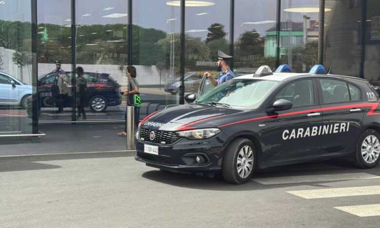 Auto dei Carabinieri durante un controllo