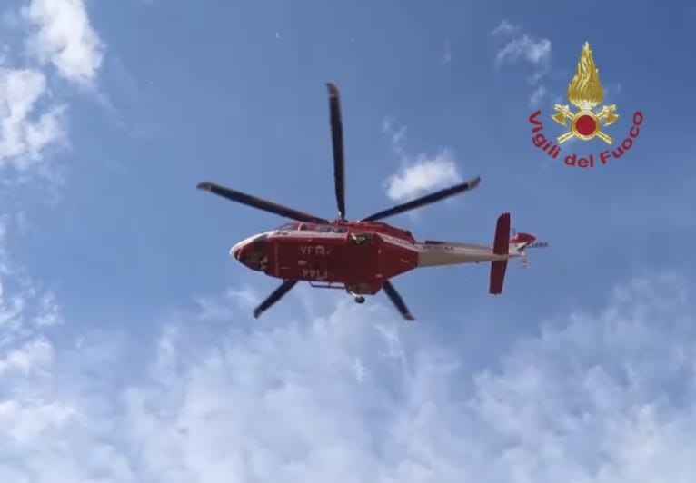 Elicottero dei Vigili del Fuoco visto dal basso contro il cielo azzurro