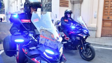 Due motociclisti dei Carabinieri davanti al Comando della Legione Sardegna a Cagliari