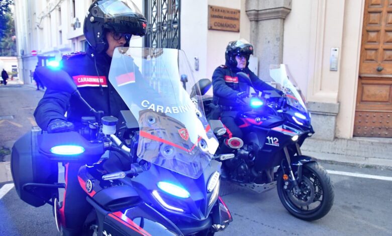 Due motociclisti dei Carabinieri davanti al Comando della Legione Sardegna a Cagliari