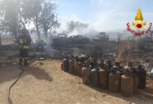 Vigili del fuoco al lavoro tra auto bruciate e bombole di GPL a Sestu, località Cortexandra