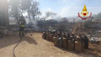 Vigili del fuoco al lavoro tra auto bruciate e bombole di GPL a Sestu, località Cortexandra