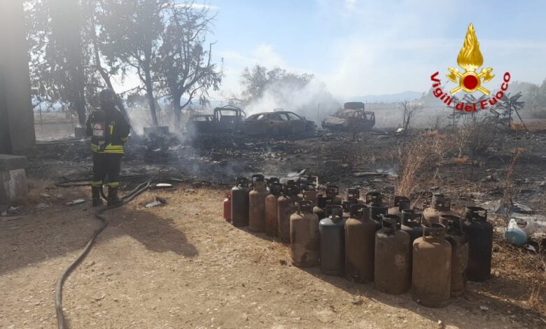 Vigili del fuoco al lavoro tra auto bruciate e bombole di GPL a Sestu, località Cortexandra