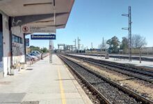 Binari e banchina della stazione ferroviaria di Decimomannu