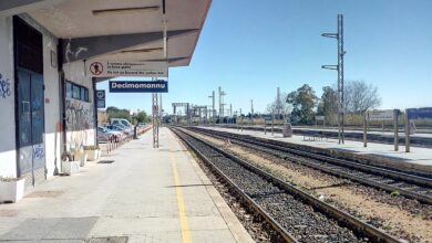 Binari e banchina della stazione ferroviaria di Decimomannu