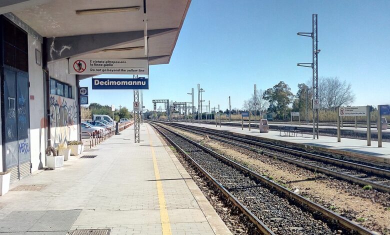 Binari e banchina della stazione ferroviaria di Decimomannu