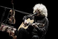 Angelo Branduardi in concerto con la chitarra