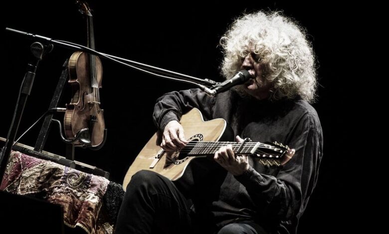 Angelo Branduardi in concerto con la chitarra