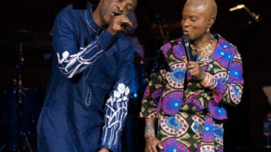 Angélique Kidjo e Youssou N'Dour cantano insieme sul palco