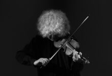 Angelo Branduardi suona il violino
