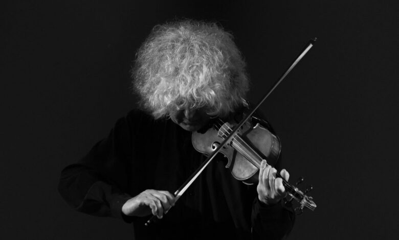 Angelo Branduardi suona il violino
