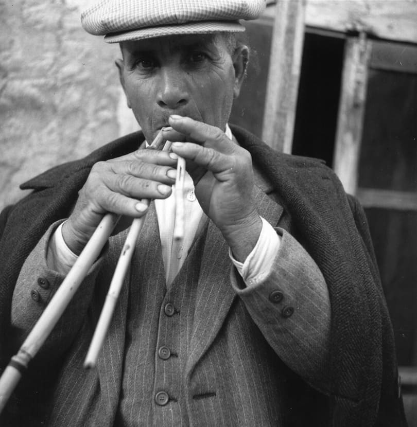 Giovanni Mele mostra come si suonano le launeddas, Cabras 1958