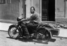 Andreas Fridolin Weis Bentzon sulla sua moto Nimbus a Cagliari nel 1958