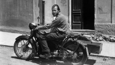 Andreas Fridolin Weis Bentzon sulla sua moto Nimbus a Cagliari nel 1958