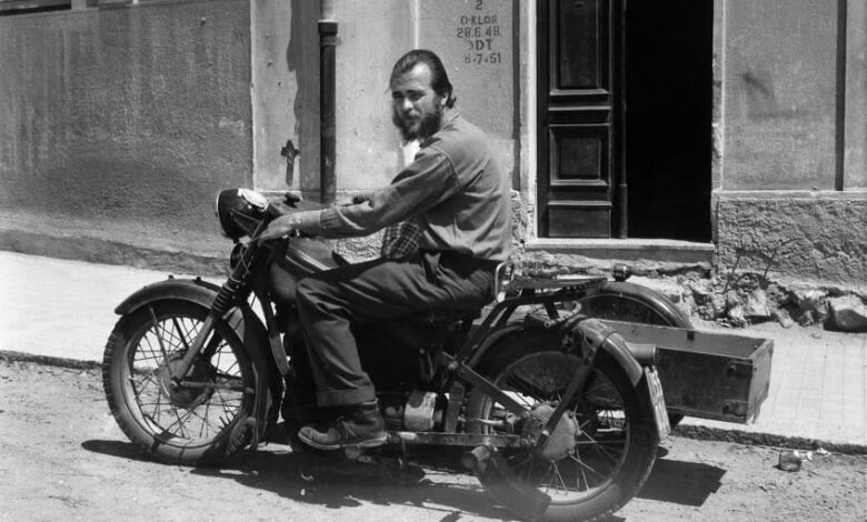 Andreas Fridolin Weis Bentzon sulla sua moto Nimbus a Cagliari nel 1958