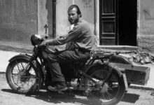 Andreas Fridolin Weis Bentzon sulla sua moto Nimbus a Cagliari nel 1958