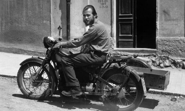 Andreas Fridolin Weis Bentzon sulla sua moto Nimbus a Cagliari nel 1958