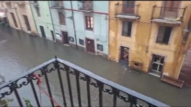 Una via del centro storico di Bosa allagata dopo il temporale del 20 ottobre