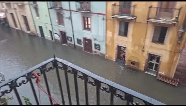 Una via del centro storico di Bosa allagata dopo il temporale del 20 ottobre