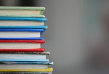 Una pila di libri colorati