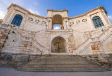 La facciata e la scalinata del Bastione di Saint Remy a Cagliari