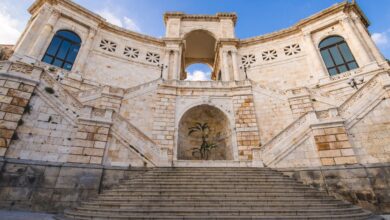 La facciata e la scalinata del Bastione di Saint Remy a Cagliari