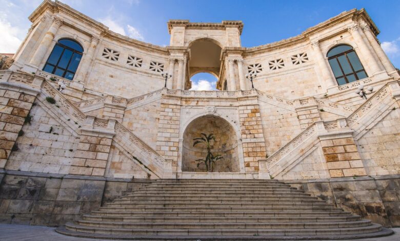 La facciata e la scalinata del Bastione di Saint Remy a Cagliari