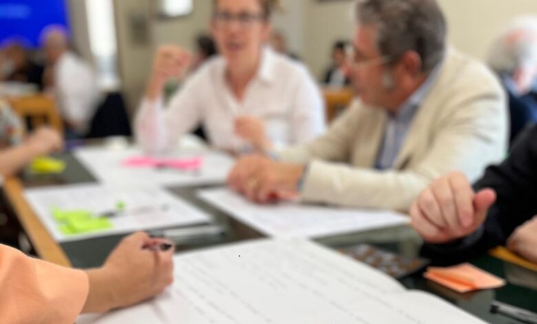 Un tavolo di lavoro dell’Hackathon di Cagliari Partecipa all’EXMA