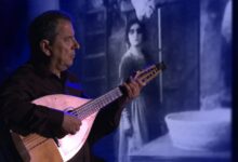 Mauro Palmas suona il liuto cantabile davanti alle immagini del film Cainà