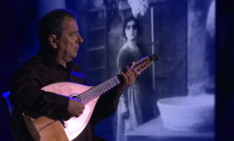 Mauro Palmas suona il liuto cantabile davanti alle immagini del film Cainà