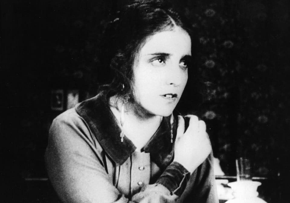 Maria Jacobini in una scena del film Cainà (1922)