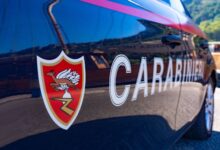 Fiancata di un'auto dei Carabinieri con lo stemma dell'Arma