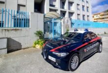 Auto dei Carabinieri davanti a una caserma