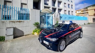 Auto dei Carabinieri davanti a una caserma