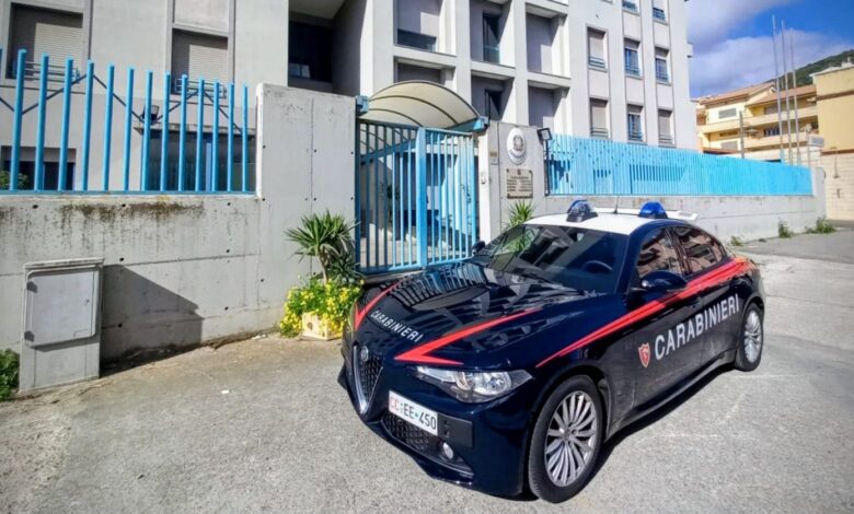 Auto dei Carabinieri davanti a una caserma