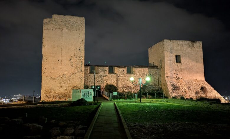 Il Castello di San Michele a Cagliari illuminato di sera