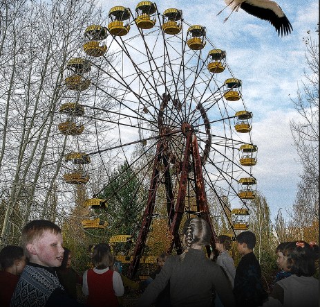 Bambini davanti alla ruota panoramica abbandonata di Pripyat, con una cicogna in volo