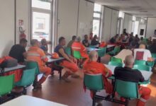 Lavoratori all'assemblea della CISL nello stabilimento Saipem di Arbatax