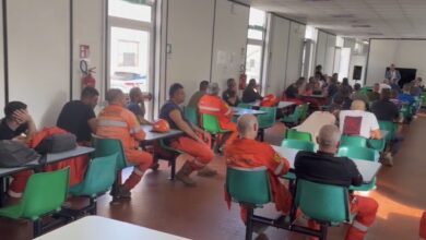 Lavoratori all'assemblea della CISL nello stabilimento Saipem di Arbatax
