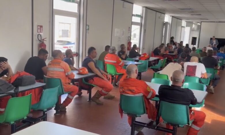 Lavoratori all'assemblea della CISL nello stabilimento Saipem di Arbatax