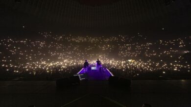 Fabrizio Moro sul palco del Palazzo dello Sport di Roma davanti al pubblico con le luci dei telefoni accese