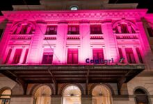 La facciata della stazione ferroviaria di Cagliari illuminata di rosa per FrecciaRosa 2026