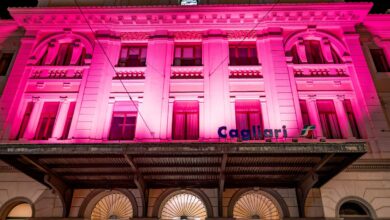 La facciata della stazione ferroviaria di Cagliari illuminata di rosa per FrecciaRosa 2026