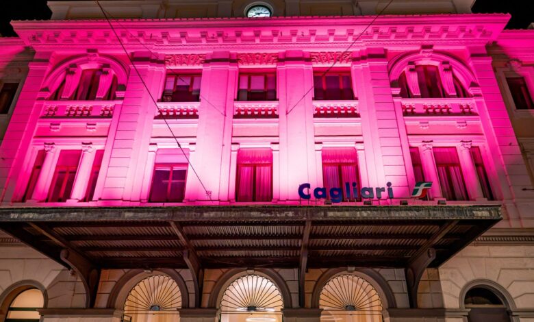 La facciata della stazione ferroviaria di Cagliari illuminata di rosa per FrecciaRosa 2026