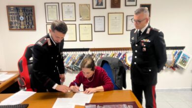 Una delle donne truffate firma il verbale di restituzione dei gioielli davanti ai Carabinieri