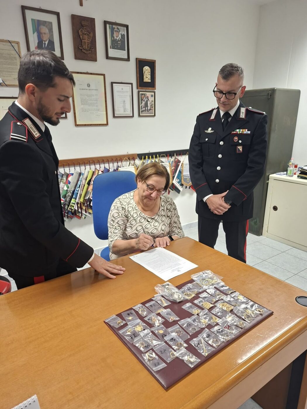 I Carabinieri della Compagnia di Iglesias restituiscono i preziosi recuperati a una delle vittime