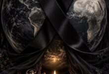 Immagine della locandina della mostra In Dolu: un globo terrestre avvolto da un nastro nero, una candela e un orologio da tasca