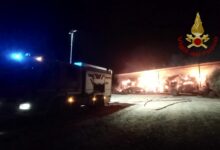 Vigili del Fuoco al lavoro sull'incendio dei capannoni di foraggio a Guamaggiore